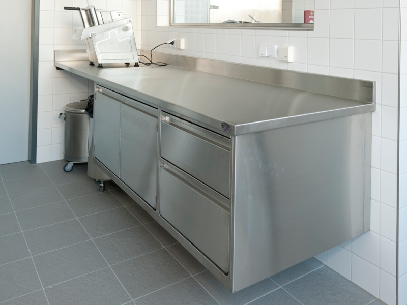 CNS-Verbau an Wand montiert mit Edelstahlabdeckung