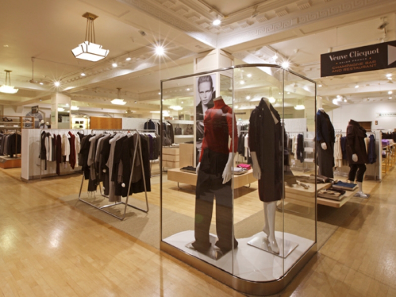 Gebogene Rundrohre zu makellosem Kleiderständer verschweißt für Shop im Kaufhaus Harrods in London