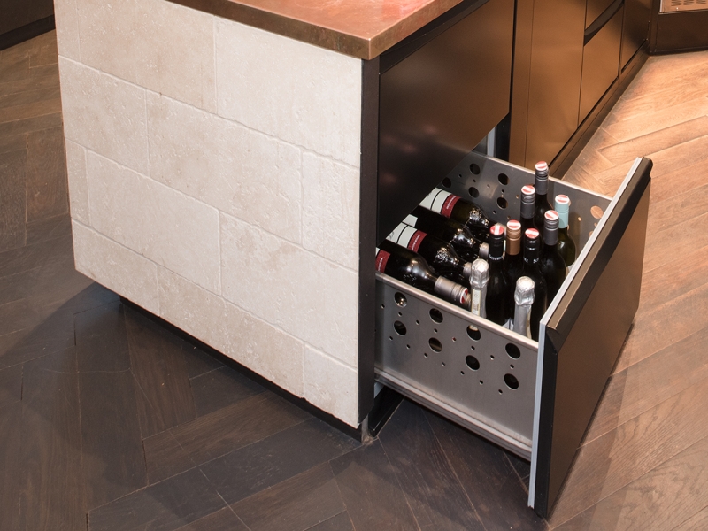 Schwarz pulverbeschichtete Getränkekühlung in Theke