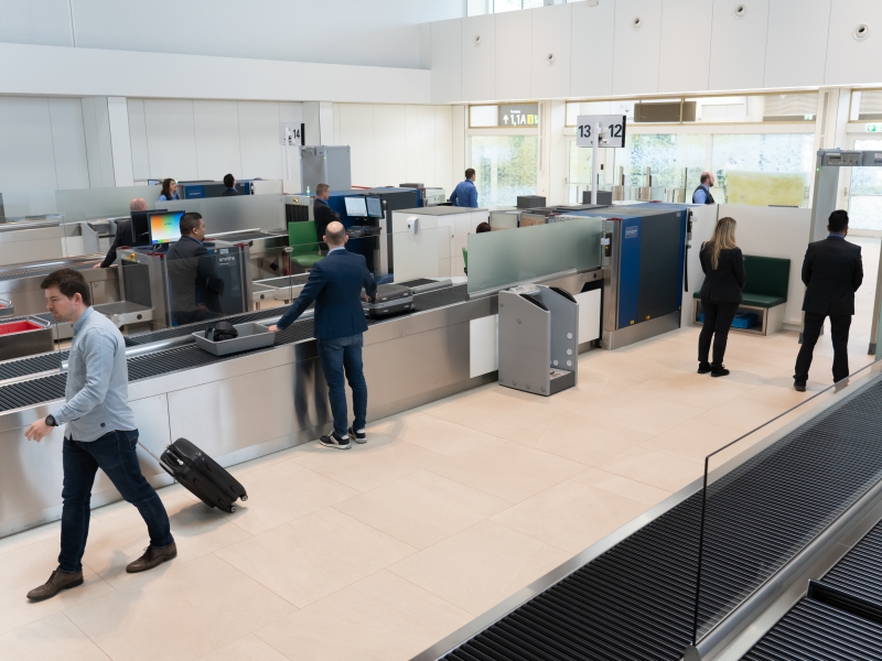 Aufnahme von Kontrollprozess bei Sicherheitskontrolle/Personenkontrolle am Flughafen