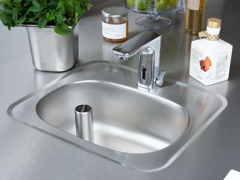 Fugenlos eingeschweißtes Gastrobecken mit Standrohrventil, Sensorarmatur und geprägtem/gerolltem Wulstrand