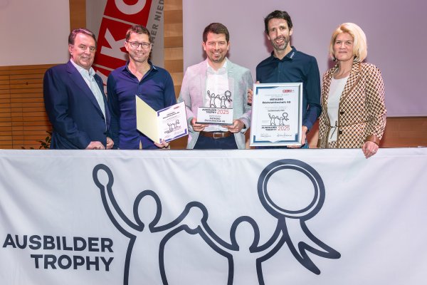 v.l.n.r. WKNÖ-Präsident Wolfgang Ecker, Produktionsleiter Matthias Uhrfahrer, Prokurist Daniel Berger, Lehrlingsbeauftragter Martin Pandalitschka, WKNÖ-Direktor Stellvertreter Alexandra Höfer v.l.n.r. WKNÖ-Präsident Wolfgang Ecker, Produktionsleiter Matthias Uhrfahrer, Prokurist Daniel Berger, Lehrlingsbeauftragter Martin Pandalitschka, WKNÖ-Direktor Stellvertreter Alexandra Höfer