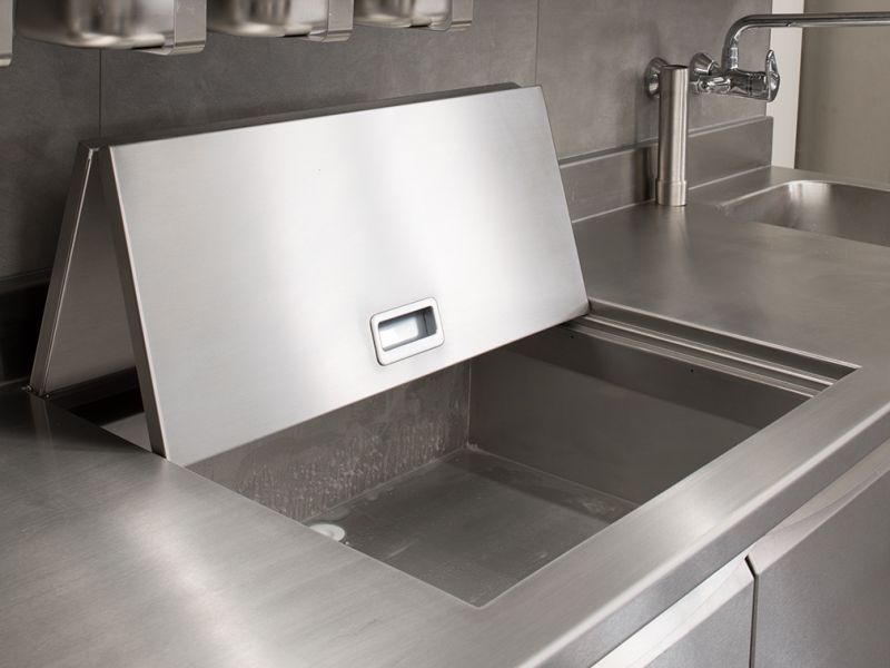 Gastronorm-Kühlwanne mit zweiteiligem Kühlwannen-Deckel zum zurückschieben (mit Führungsleiste)