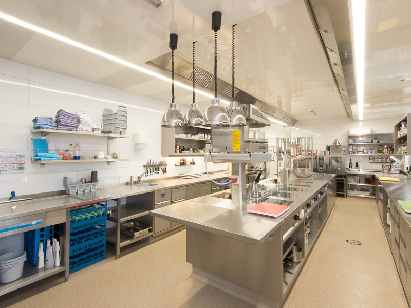 Gesamt-Aufnahme von Großküche mit Klappbord und Salamanderaufständerung bei Herd