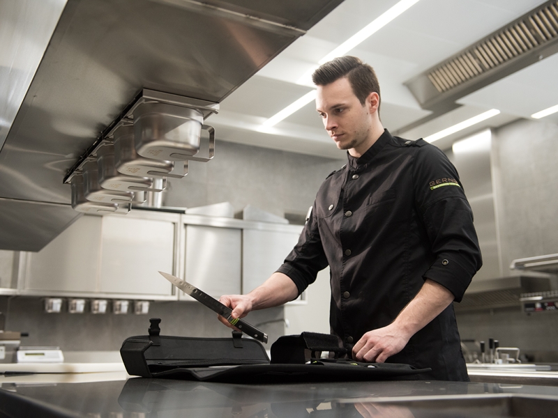 Küchenchef beim Vorbereiten der Messer
