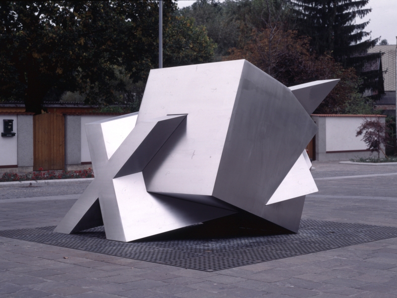 Brunnenskulptur in Edelstahl: Dreidimensionales Andreaskreuz mit Würfel verschmolzen (entworfen von Künstler und Professor Gottfried Höllwarth, realisiert von Metagro)