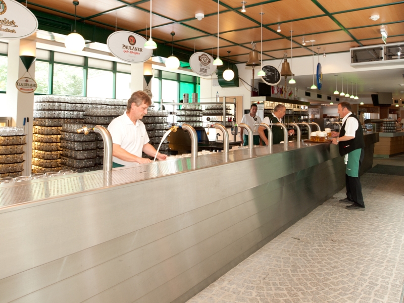 12 Meter lange Schankanlage im Schweizerhaus im Wiener Prater