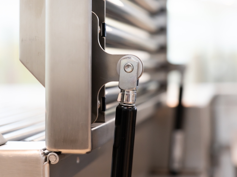 Detail-Aufnahme von Gasdruckdämpfer und in Rollbahn integriertes Klappboard