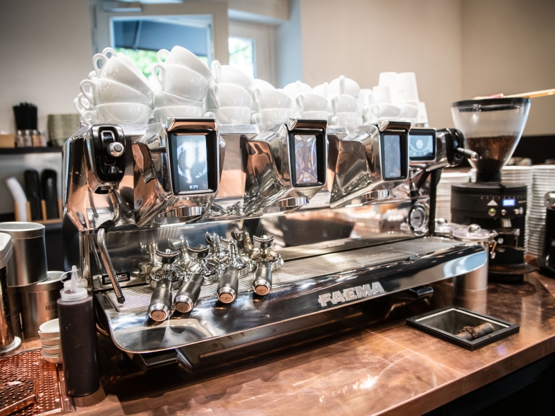 Kaffeemaschine auf Kupfer-Arbeitsplatte