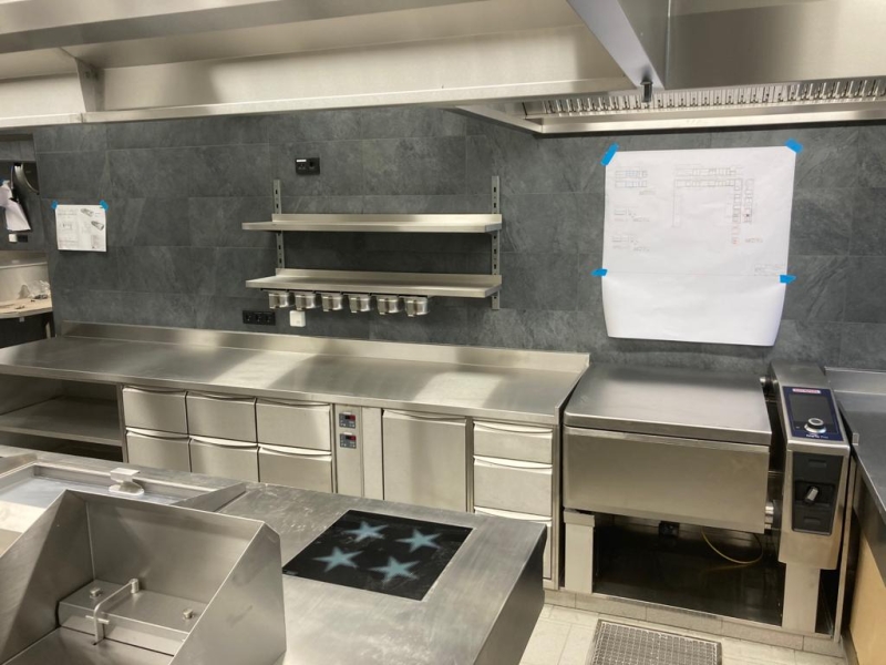 CNS-Wandverbau mit fugenlosem Wandhochzug (auch zur Kipp-Bratpfanne hin) und Unterbauten mit Hygiene-Griffleisten (Swingline)