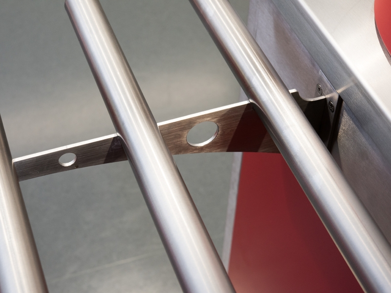 Detail-Aufnahme von in Edelstahl ausgeführter und geschweißter Tablettrutsche bestehend aus Rundrohren