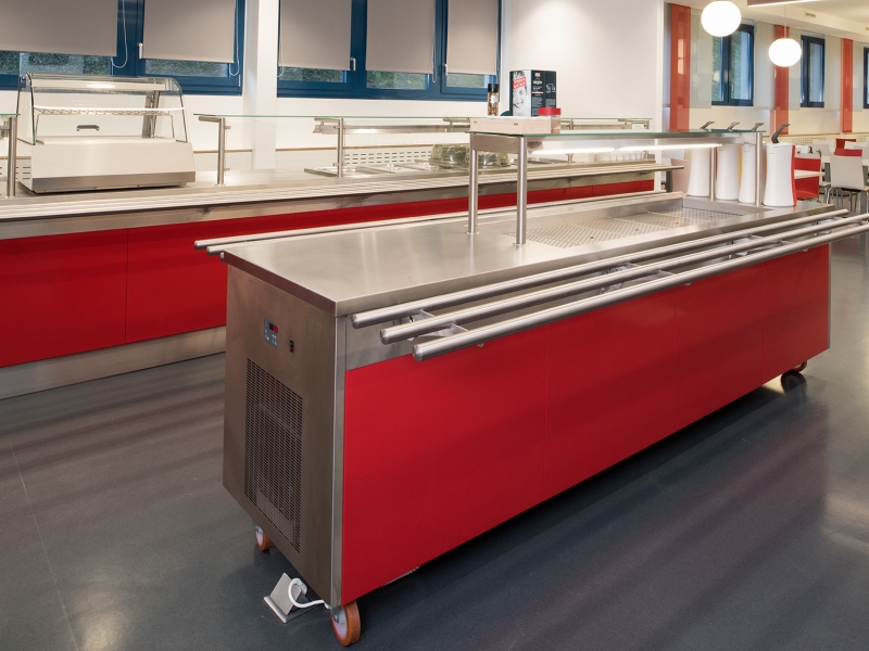 Fahrbares Salatbuffet mit steckerfertiger Kühlwanne, Glasaufsatz mit Kaltlicht und beidseitiger Tablettrutsche (klappbare Ausführung)