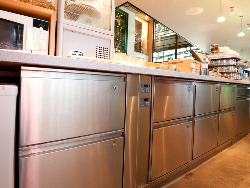 Thekenanlage mit Getränkekühlungen mit Sperrung