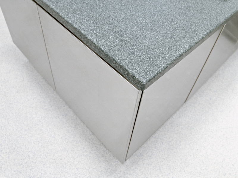 Möbel mit Materialkombination Korian (Anthrazit mit grau meliert) und Edelstahl (geschliffen Korn 320)