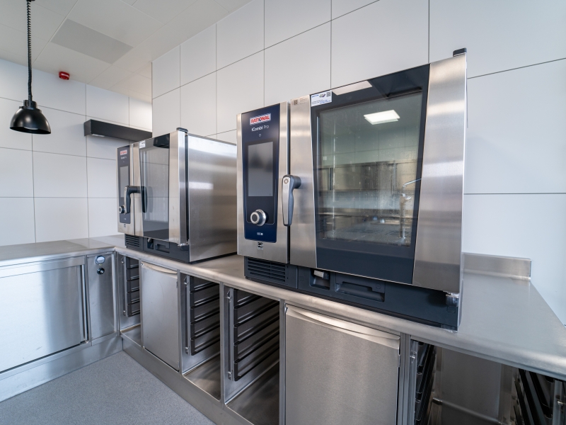 Wandverbau mit Hygiene-H2-Arbeitsschränken in Edelstahl und zwei Kombidämpfern