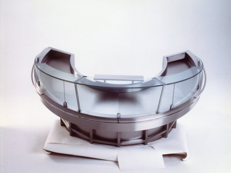 Rund ausgeführte Kühlvitrine mit Isolierglas zur Präsentation von Fisch und Fleisch (individuell angefertigt für Inter Spar)