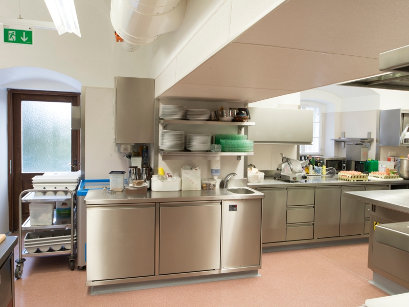 CNS-Tiefkühler (Gastronorm) mit zwei Flügeltüren und danebenliegendem Handwaschbecken im Installationsfach