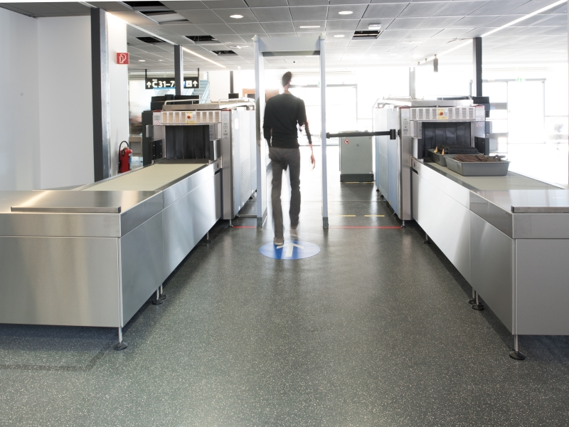 Sicherheits-Kontrolstraße am Flughafen für Handgepäcks- und Personenkontrolle (Ausführung in Edelstahl)