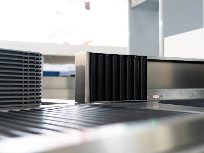 Integration von senkrechten Rollen für Gepäck-Umlenkung bei Kurve/Richtungswechsel