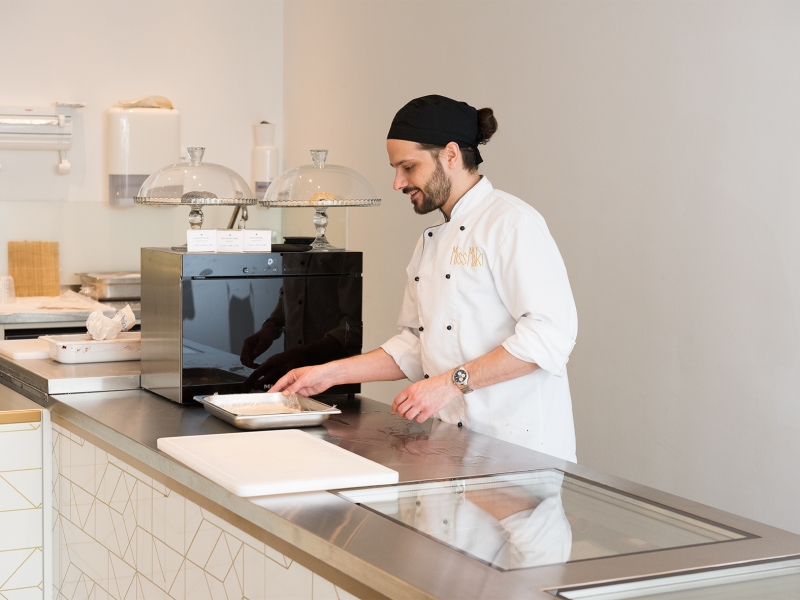 "Miss Maki"-Mitarbeiter bei der Speisenvorbereitung. CNS-Abdeckung inklusive flächenbündigem Sichtfenster zur Speisenpräsentation (in gekühlter Lade)