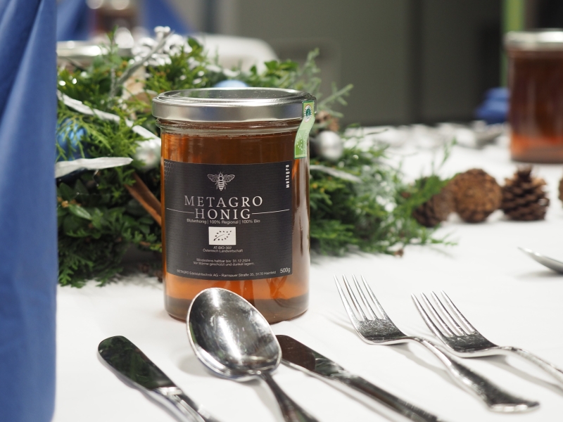 Honigglas mit Honig vom Metagro-Firmengelände