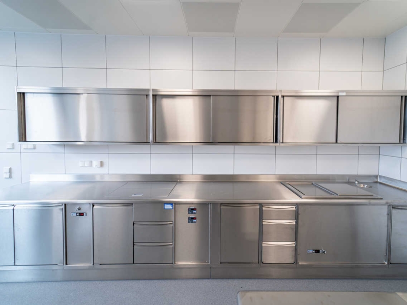 Wandzeile in Edelstahl mit GN-Tiefkühler und GN-Kühlungen sowie Kühlwanne mit zweiteiligem Deckel