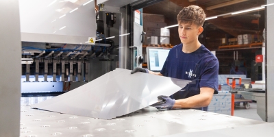 Mitarbeiter beim Hantieren eines Laserzuschnitts im Salvagnini-Biegehalbautomaten