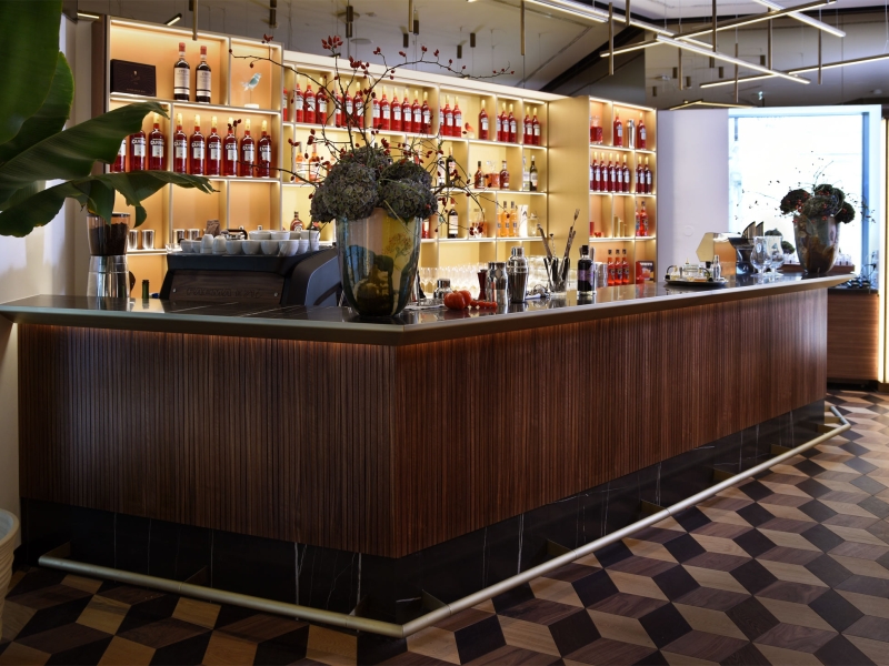 Campari Bar vollbestückt und vorbereitet für die 1. Gäste (Beleuchtung)