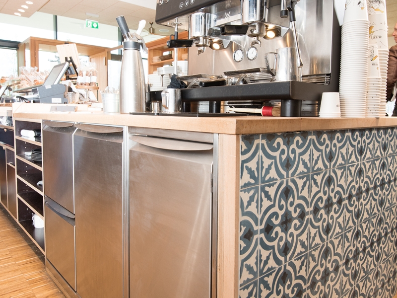 Edelstahlunterbauten mit Hygienegriffleiste in Ausgabeverbau