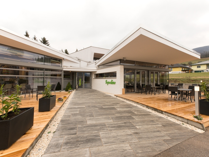 Außenaufnahme mit Gastgarten vom Restaurant Topolino in Hainfeld