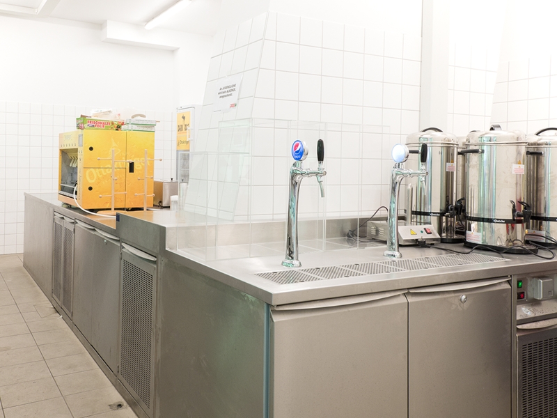 Edelstahl-Barverbau über Eck mit Individual-Anpassung an Säule