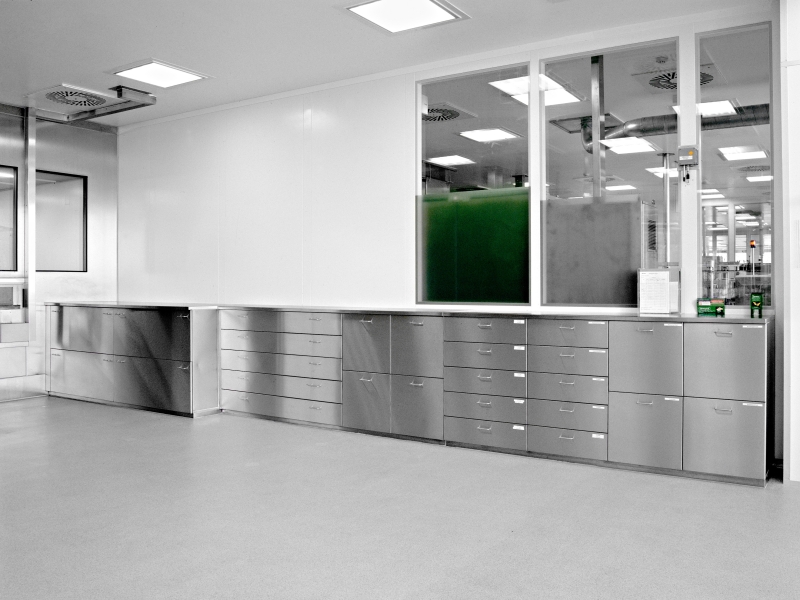 Gesamtaufnahme von raumlangem Edelstahl-Laborverbau (für Pharma-Branche)