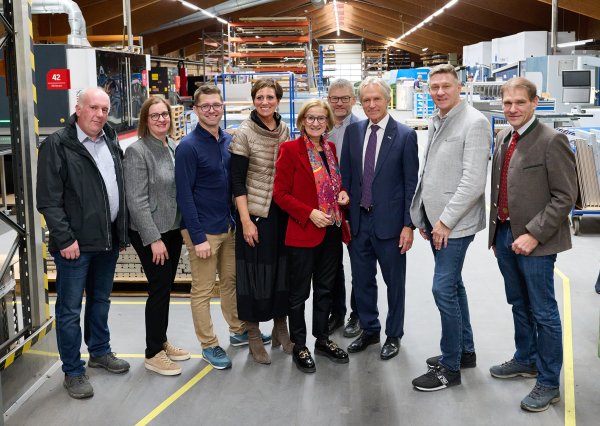 Gruppenfoto beim Besuch von Landeshauptfrau Johanna Mikl-Leitner bei Metagro
