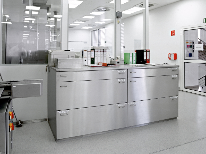 Labormöbel mit großen Laden mit Bügelgriffen