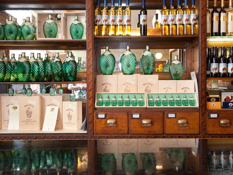 Hölzernes Glässerregal in Wandverbau