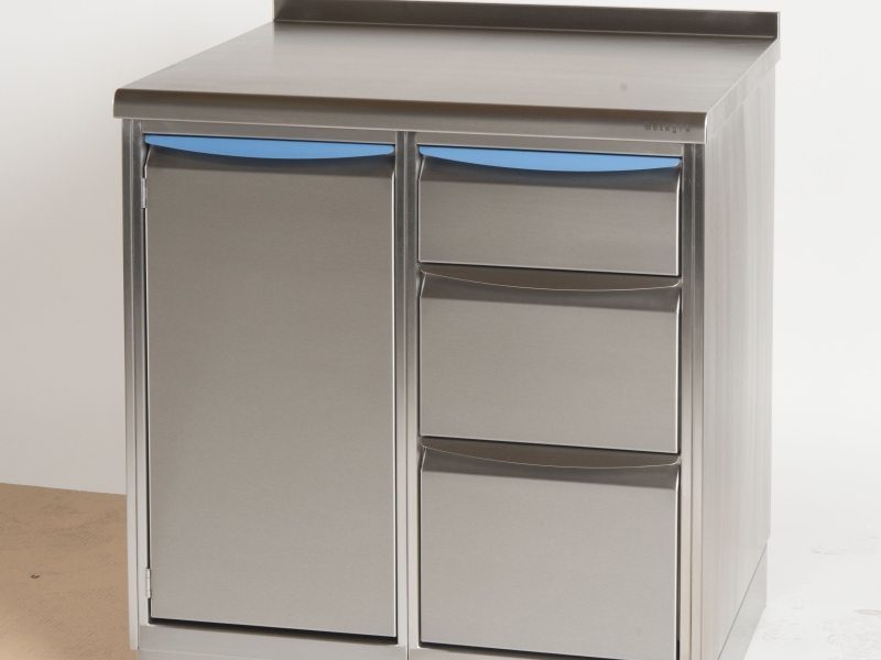 Großküchen-Verbau in Edelstahl; die oberste Reihe der Griffe ist blau pulverbeschichtet