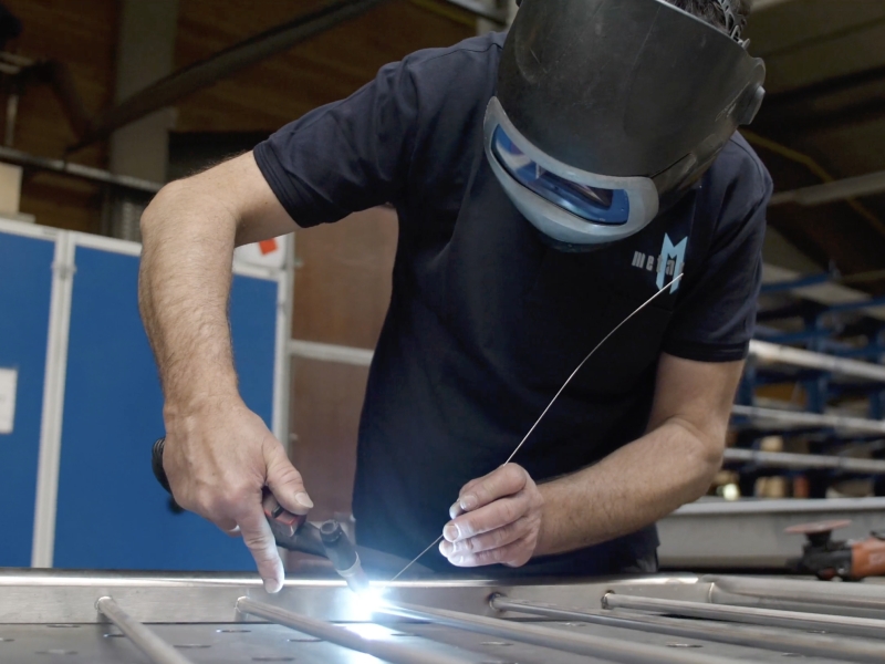 Mitarbeiter beim Schweißen in unserer Produktionshalle in Hainfeld (für langlebiges Produkt)