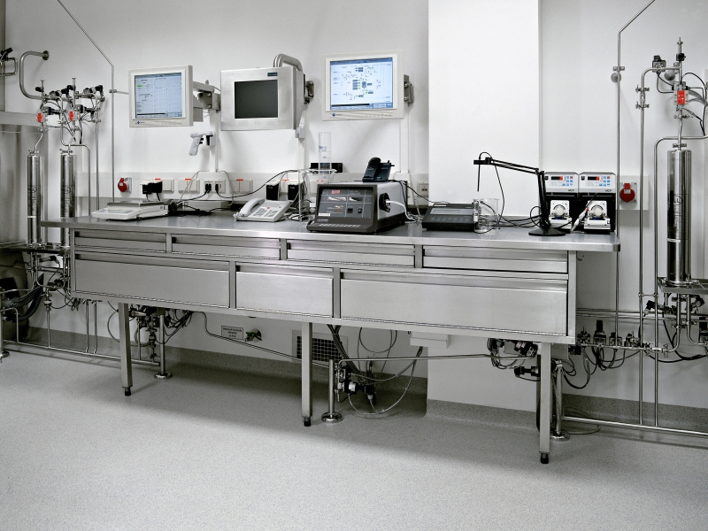 Gesamt-Aufnahme von individualisiertem Edelstahlverbau im Pharma-Bereich