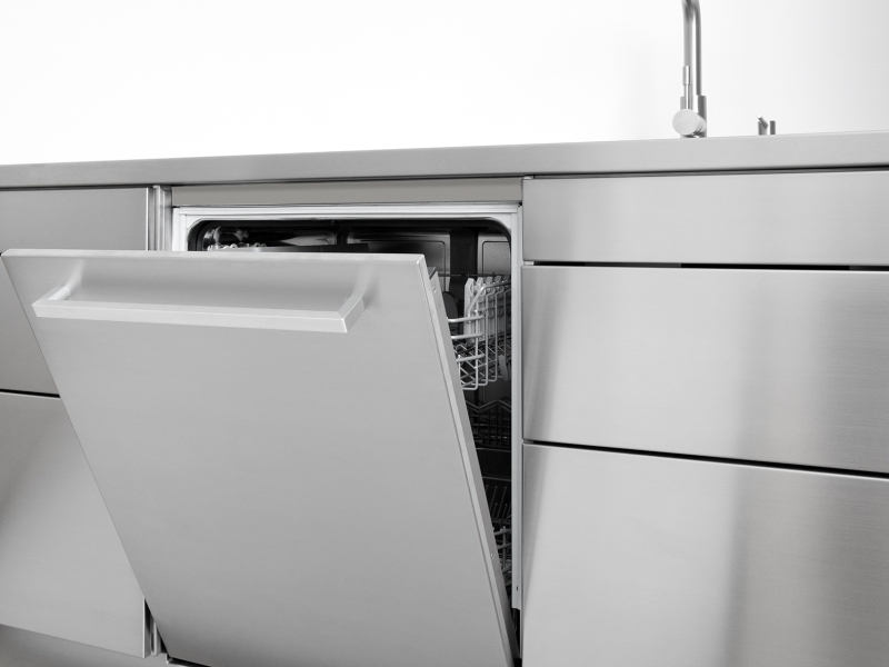 Edelstahlküche mit integriertem Geschirrspüler und grifflosen Designladen