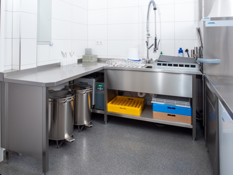 Zulauftisch über Eck für Haubenspüler inklusive Anpassung des Wandhochzugs an Wandkontur