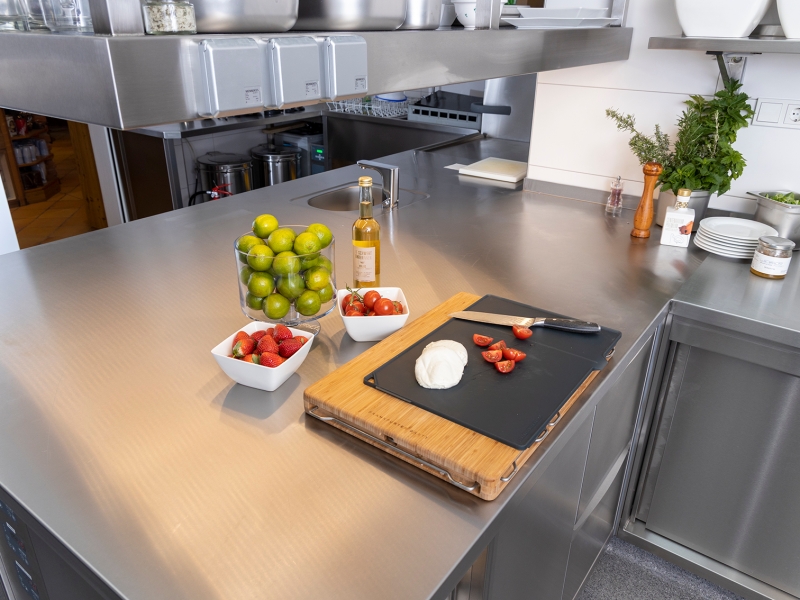 Obst und Gemüse vorbereitet für Zuschnitt in neuer Edelstahlküche von Metagro