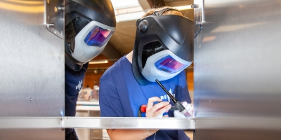 METAGRO-Facharbeiter beim WIG-Schweißen mit Schutzhelm