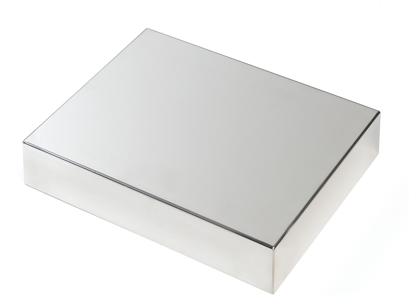 Blechschachtel in Edelstahl mit 3D-Spiegeloberfläche (2R; 4-seitig gekantet und alle vier Ecken fugenlos dicht verschweißt und verschliffen/poliert)