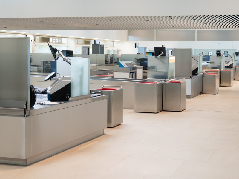 Fixe CNS-Verbauten + fahrbare Kistenspender/Wannenspender für SIKO am Flughafen Wien; Gasdruckdämpfergestützte Klappboarde/Arbeitsfläche für Ein- und Ausgang des Flughafenpersonals