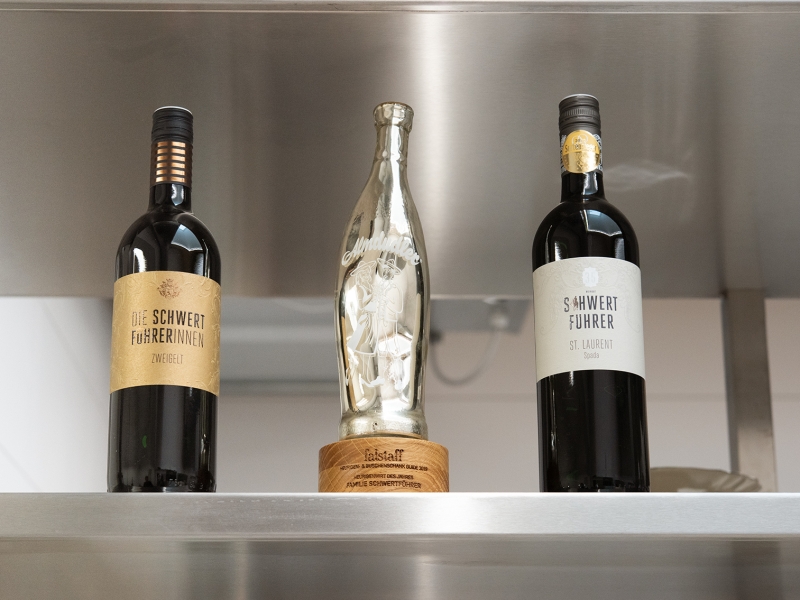 Falstaff-Preis von 2019 und zwei Flaschen Wein (Die Schwertführerinnen, Schwertführer)