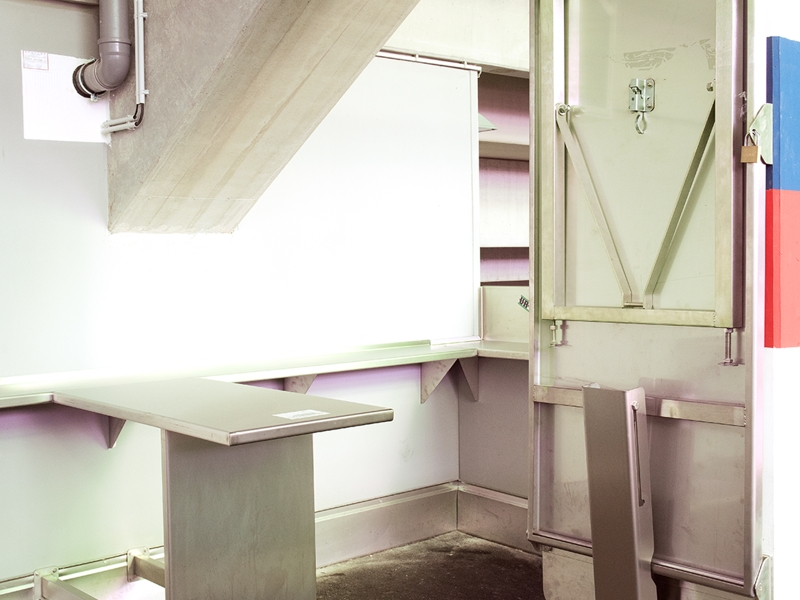 Extra massiv ausgeführte Klapptische/Klappborde aus drei Millimeter Blech (die auch bei sehr rauem Umgang standhaft bleiben)