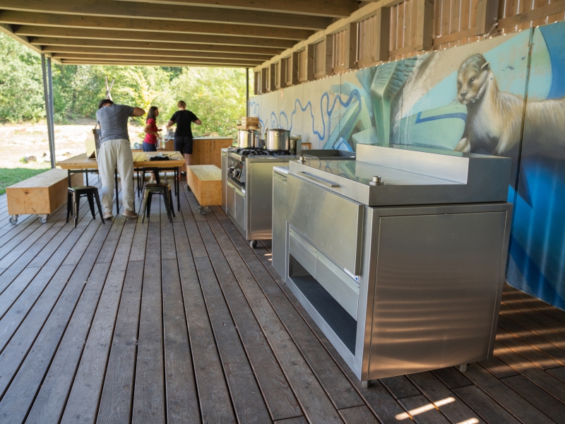 Zwei Stück Outdoorküche fahrbar in Edelstahl unter Holzpavillon im Freien