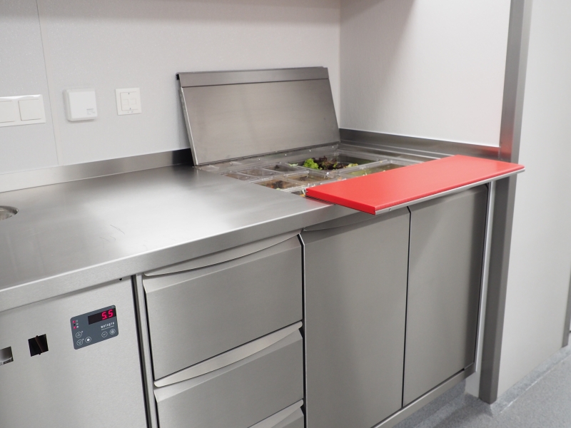 GN-Kühlwanne mit zweiwannigem Kühlwannendeckel und integriertem Schneidbrett